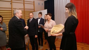 moment umocowania pamiątkowych gwoździ - radny Rady Powiatu Piotr Kornatowski