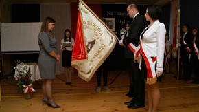 Na ręce dyrektor szkoły przedstawiciele Rady Rodziców przekazali sztandar