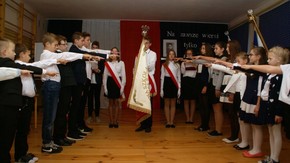 Reprezentacje wszystkich klas, złożyły ślubowanie na sztandar szkoły.