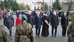 delegacja Gminy Szydłowiec wraz z proboszczem Adamem Radzimirskim, składa kwiaty pod pomnikiem Marsz