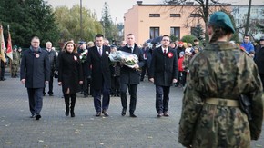 hołd walczącym o niepodległość oddali także przedstawiciele powiatu szydłowieckiego, od lewej: radny