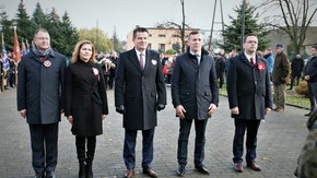 od lewej: radny Sławomir Nojek, przewodnicząca Rady Anita Gołosz, starosta Włodzimierz Górlicki,radn