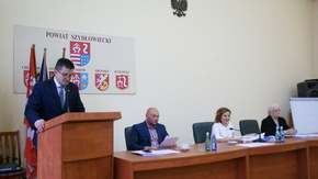 sesja rozpoczęła się od przedstawienia przez Starostę Włodzimierza Górlickiego informacji o pracach