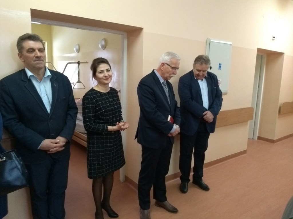 od lewej: Cezary Sierawski - Przewodniczący Komisji Zdrowia, Opieki Społecznej i Rodziny Rady Powiatu   w Szydłowcu, Anita Gołosz - Przewodnicząca Rady Powiatu w Szydłowcu, Adam Włoskiewicz - Wicestarosta Szydłowiecki oraz Andrzej Piotrowski, Dyrektor SPZZOZ w Szydłowcu 