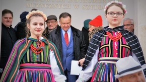 członkinie zespołu Guzowianki, w tle Marszałek Województwa Mazowieckiego Adam Struzik