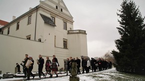 uczestnicy uroczystości przechodzą z zamku na plac budowy,