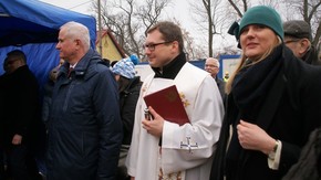 Radni Sejmiku Województwa Mazowieckiego - Agnieszka Górska i Zbigniew Gołąbek z księdzem Pawłem Góro