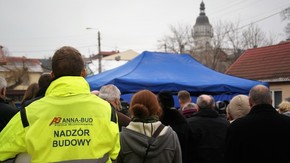 na placu budowy, w tle szydłowiecki Ratusz