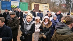 uczestnicy uroczystości na placu budowy