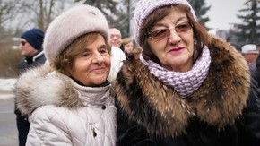 uczestnicy uroczystości na placu budowy