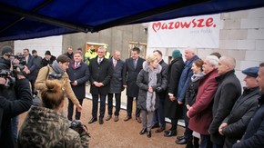 uczestnicy uroczystości pozują do pamiątkowego wspólnego zdjęcia