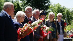UCZESTNICY UROCZYSTOŚCI NA CMENTARZU W WYSOKIEJ, m.in. Adam Włoskiewicz - wicestarosta, Janina Bodo