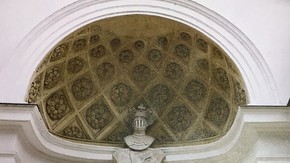 koncha wieńcząca niszę nad głównym portalem pałacu Józefa Brandta w Orońsku