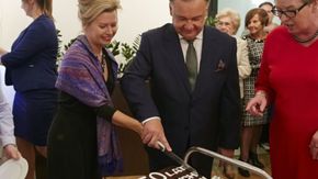 wspólne krojenie jubileuszowego tortu