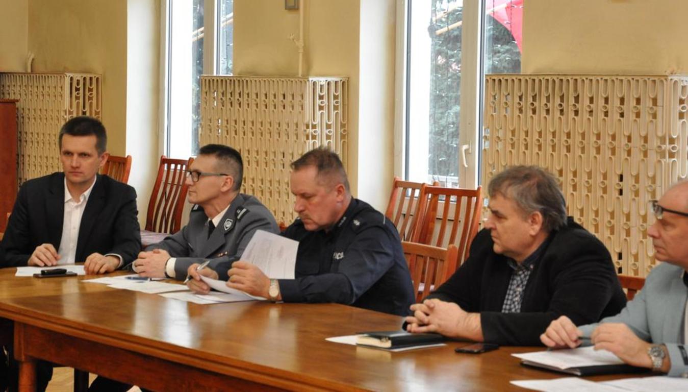 Przedstawiciele służb porządkowych omówili swoje raporty.