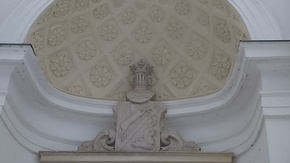 Konsza wieńcząca niszę nad głównym portalem pałacu Józefa Brandta w Orońsku