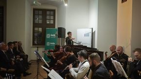 Mała Orkiestra Dancingowa grająca przed publicznością zgromadzoną w sali kominkowej szydłowieckiego
