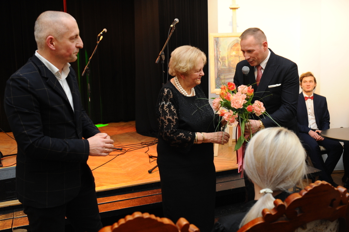 Irena Przybyłowska-Hanusz przyjmuje kwiaty i gratulacje od Burmistrza Szydłowca Artura Ludwa i Przewodniczącego Rady Miejskiej Andrzeja Koniarczyka, fot. W.Wismont