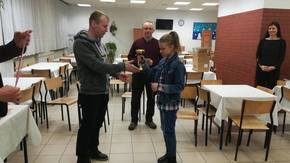 Dariusz Żurek wręcza puchar Weronice Stępień.