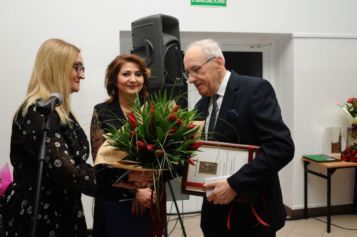 Wicestarosta Anita Gołosz oraz Członek Zarządu Powiatu Barbara Majewska przekazują kapelmistrzowi ty