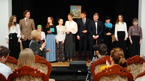W spektaklu wystąpili aktorzy z Grupy Teatralnej Zamczysko
