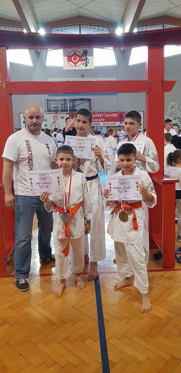 Mariusz Szymkiewicz, prezes Akademii Karate Szydłowiec z zawodnikami klubu:Kacprem Janką, Krzysztofem Wineckim, Dominikiem Janką oraz Juliuszem Orzechowskim