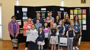 laureaci w konkursie na wspólnym zdjęciu ze Starostą Szydłowieckim Włodzimierzem Górlickim