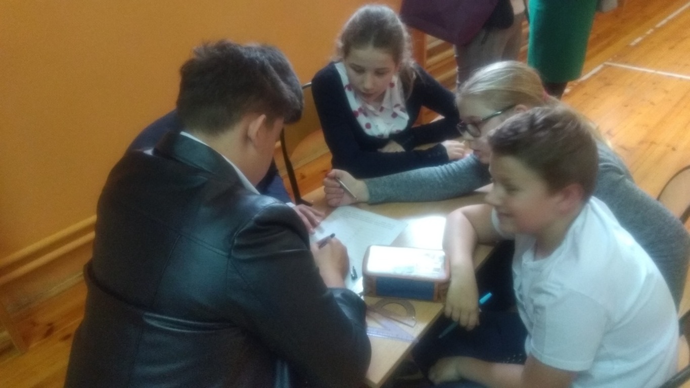 pięcioosobowe drużyny zmagają się z matematycznymi działaniami