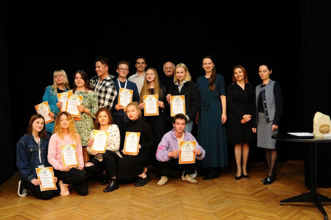 uczestnicy_przegladu_wraz_z_wicestarosta_anita_golosz_i_dyrektor_sck_zamek_malgorzata_bernatek.jpg