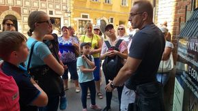 grupa podczas zwiedzania Warszawy wraz z przewodnikiem, fot. M.Kisiel