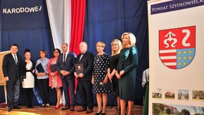uhonorowani dyrektorzy i nauczyciele Nagrodą Starosty Szydłowieckiego