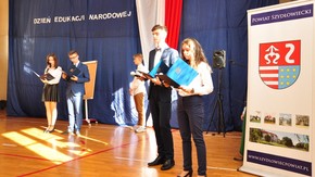 uczniowie liceum prezentujący program artstyczny