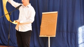 uczniowie liceum prezentujący program artystyczny