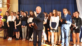 uczniowie liceum prezentujący program artystyczny