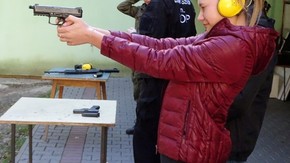 uczennica mierzy w tarczę z broni krótkiej