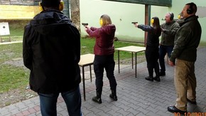 uczennice mierzą w tarczę z broni krótkiej