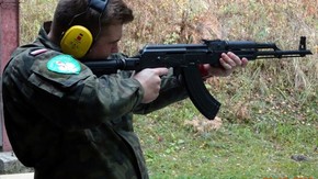uczeń mierzy w tarczę karabinem maszynowym