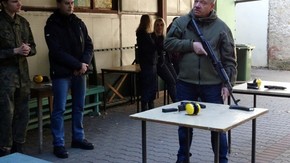 instruktaż posługiwania się karabinem AK 47