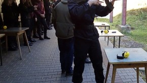 uczeń wykonuje strzał do tarczy karabinem maszynowym