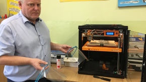 Przyłbice ochronne wydrukowane we własnym zakresie na szkolnej drukarce 3D