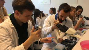 Biocentrum Edukacji Naukowej w Warszawie, uczniowie klasy biologiczno-chemicznej