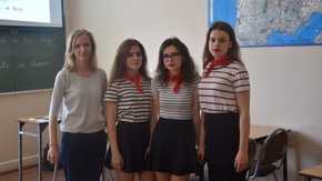 Karolina Maj, nauczycielka języka francuskiego z uczennicami podczas Dnia Otwartej Szkoły