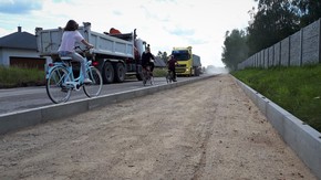 w ramach zadania powstaje też ciąg pieszo-rowerowy o nawierzchni bitumicznej