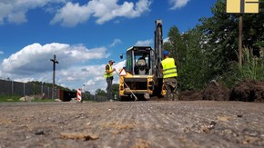 Trwają prace budowlane na ul. Książek Nowy w ciągu drogi powiatowej nr 4018W Szydłowiec-Majdów, gr.