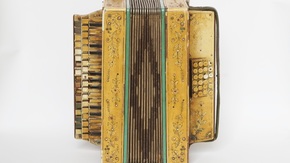 Harmonia ręczna trzyrzędowa 24-basowa, Gębarski S., Żyrardów, woj. mazowieckie, 2. ćwierć XX w.., fo