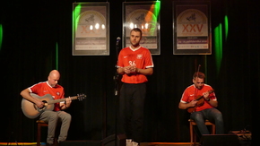 koncert Marcina Januszkiewicza. Wokaliście akompaniowali: Łukasz Czekała – skrzypce elektryczne oraz