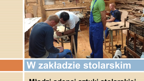 Młodzi adepci sztuki stolarskiej w zakładzie stolarskim