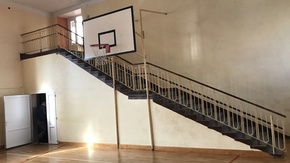 schody do sali gimnastycznej przed remontem