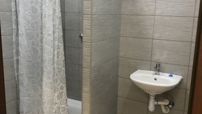 nowe szatnie i łazienki wyposażone w kabiny prysznicowe.