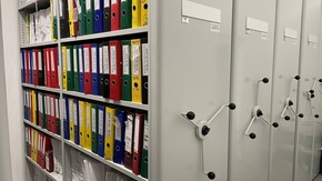 Nowe regały w pomieszczeniu archiwum Starostwa Powiatowego